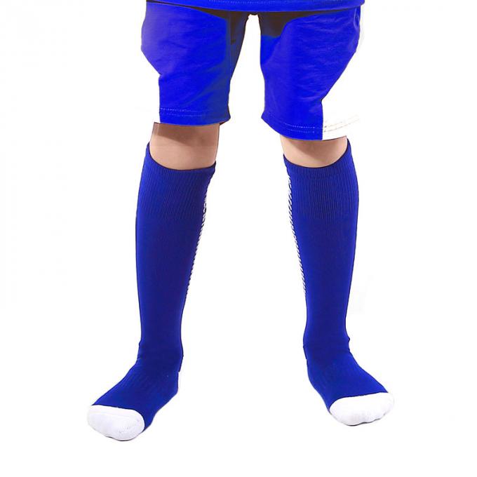 Lange Socken der Kinderstrümpfe verdickten den unteren Fußball des Tuches, der nicht- Belegsport auf Lager, den Strümpfe Sportsocken der Kinder tragen