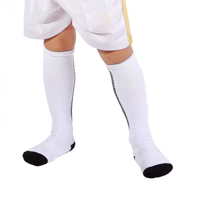Lange Socken der Kinderstrümpfe verdickten den unteren Fußball des Tuches, der nicht- Belegsport auf Lager, den Strümpfe Sportsocken der Kinder tragen