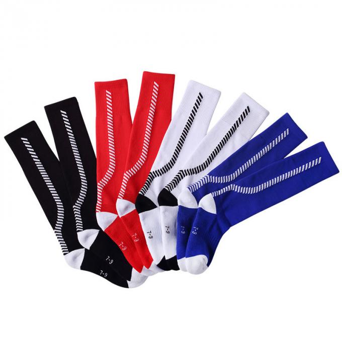 Lange Socken der Kinderstrümpfe verdickten den unteren Fußball des Tuches, der nicht- Belegsport auf Lager, den Strümpfe Sportsocken der Kinder tragen