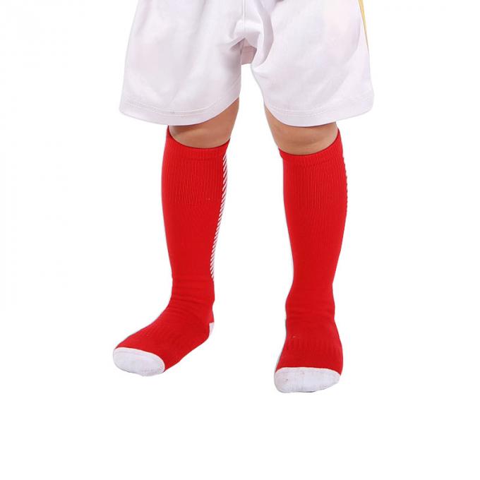 Lange Socken der Kinderstrümpfe verdickten den unteren Fußball des Tuches, der nicht- Belegsport auf Lager, den Strümpfe Sportsocken der Kinder tragen