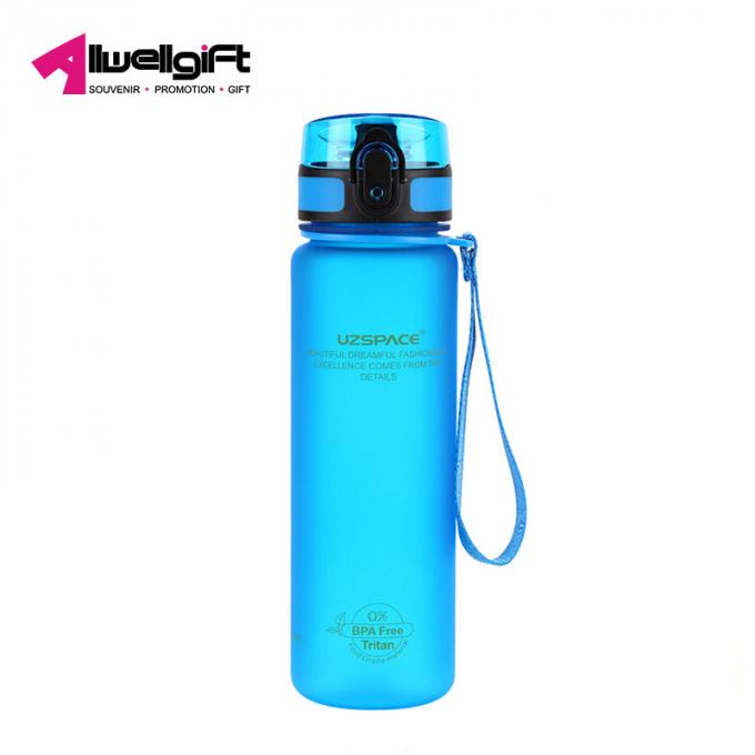 500ML trägt Wasserschalenkessel mit Eignungsreise-Wasserflasche der Schutzabdeckungsbunten Mattplastikschale im Freien für Mädchen zur Schau