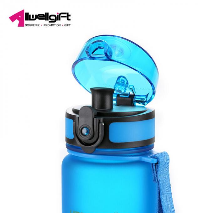 500ML trägt Wasserschalenkessel mit Eignungsreise-Wasserflasche der Schutzabdeckungsbunten Mattplastikschale im Freien für Mädchen zur Schau